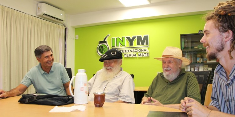 ENCUENTRO. Juan José Szychowski se reunió con Hugo Sand, Raúl Aramendy y Johan Sand en la sede del Instituto.