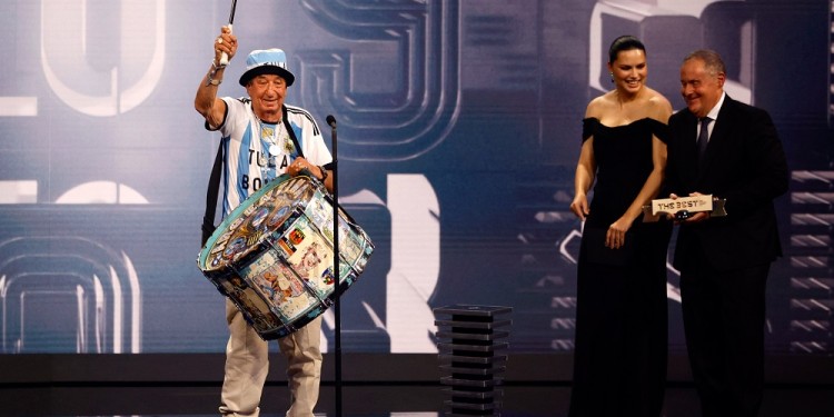 "Tula" Pascual, al momento de recibir el premio The Best de la FIFA en 2023 (Foto: archivo / NA)