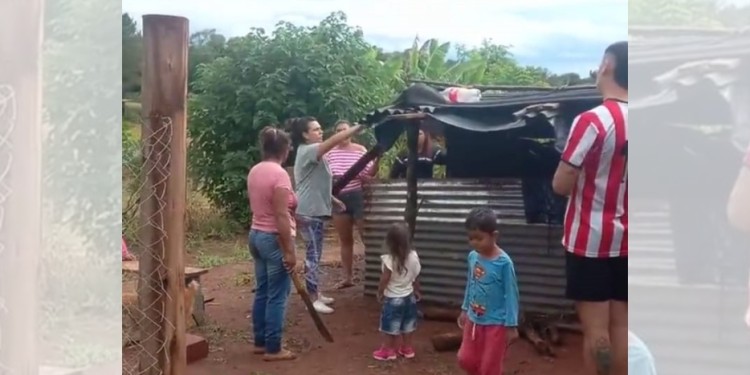FRENTE A FRENTE. Vecinos tiraron abajo las precarias construcciones y se produjeron duros intercambios con los intrusos./ Foto gentileza V.S.I