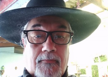 “En mi sangre la tierra roja sigue tiñendo mi existencia”