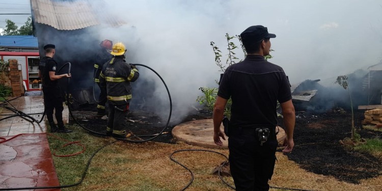 Se incendió una vivienda en Campo Grande 