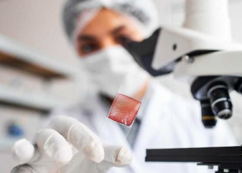 Los patólogos del Hospital Madariaga y la labor de identificar tumores atípicos