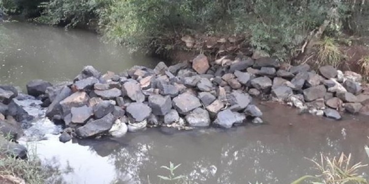 La falta de lluvias así como los intensos calores afectaron gravemente el cauce del arroyo Chimiray Miní desde donde se bombea el agua que abastece la ciudad
