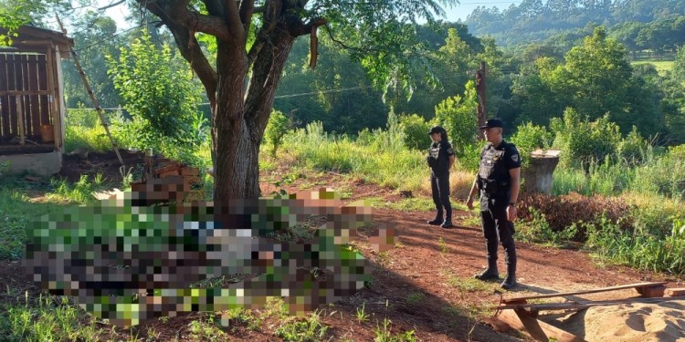 ESCENA. Personal de la comisaría de Alem donde estaba el cuerpo.