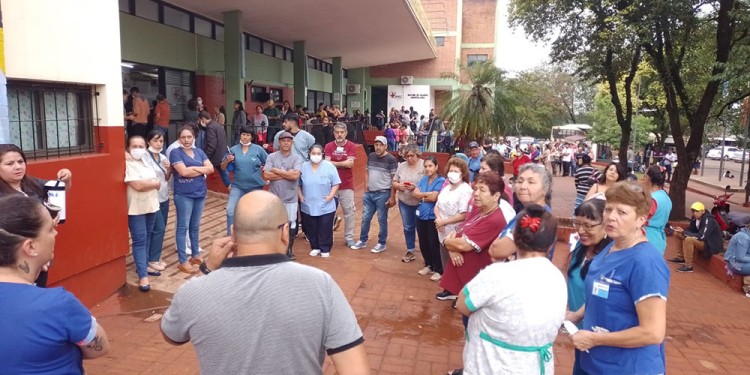 EN ASAMBLEA. Aunque no fue con voto unánime, los trabajadores aceptaron ayer levantar la medida de fuerza.