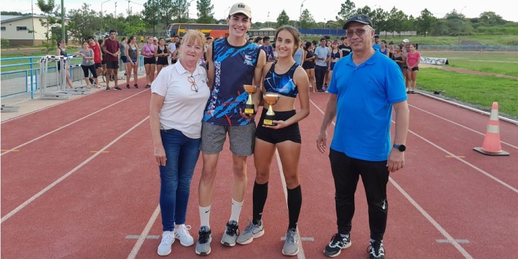 DESTACADOS. Ofelia Hippler y Marcelo Caso, de FeMA, junto a Alfonzo y Jazmín, destacados en salto en alto.