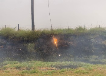Cayó un poste de luz y generó un incendió en una zona de pastizales en Posadas