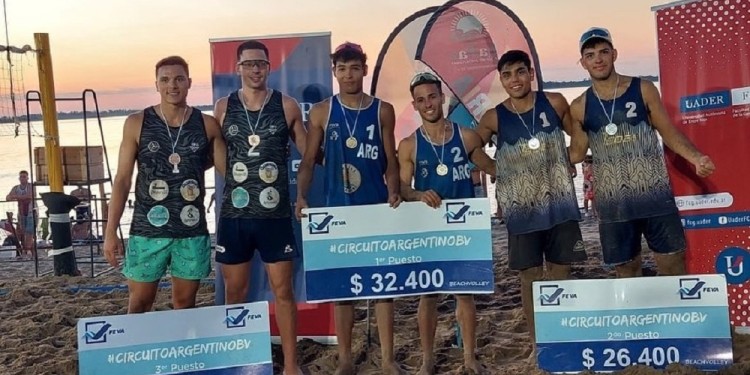 EN LO MÁS ALTO. Marcos González y su dupla Catriel Nicolini se quedaron con la victoria en las playas entrerrianas.