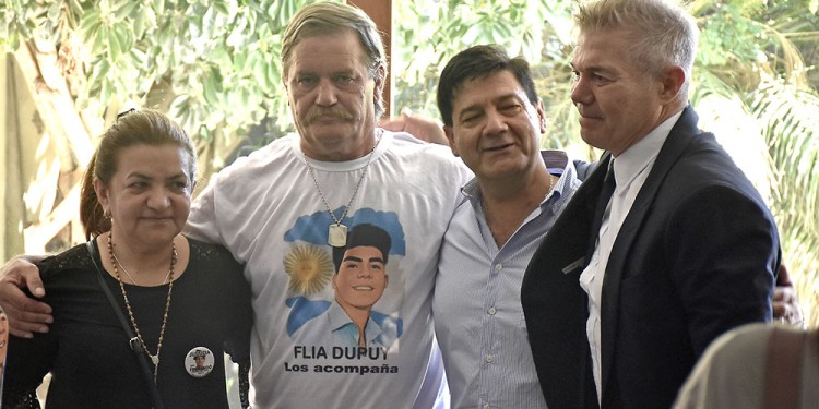 Las padres de Fernando Báez Sosa junto al abogado Fernando Burlando y el abuelo de Lucio de Dupuy, el menor asesinado por su madre y la novia de esta en La Pampa.