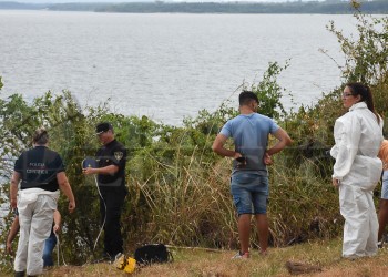 Misterio en Garupá: hallaron un cadáver quemado en la orilla del río