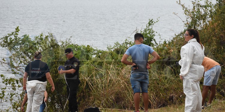 POLICÍA CIENTÍFICA. Peritos y testigos sobre el barranco donde también se tomaron rastros y medidas para las labores criminalísticas este martes por la mañana.