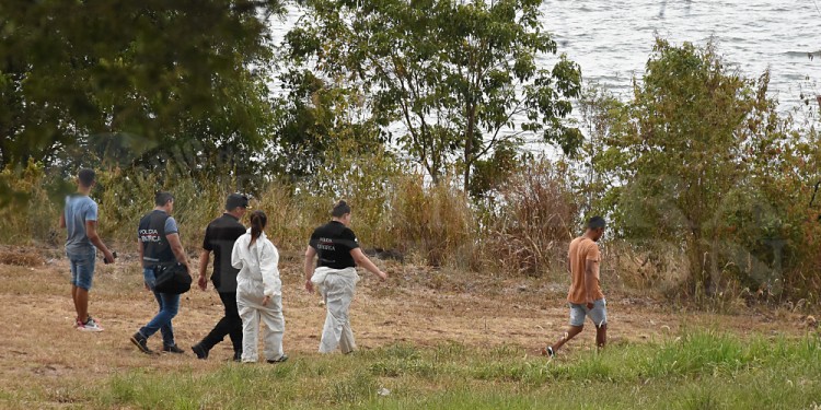A ORILLAS DEL RÍ PARANÁ. Peritos de la Policía Científica llevaron cabo ayer las tareas de rigor en la escena.