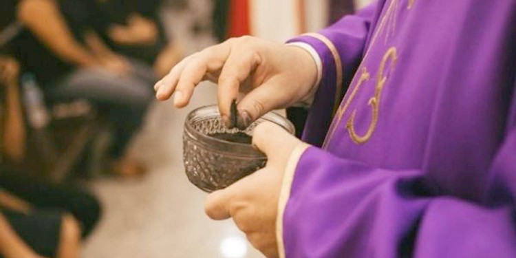 RITUAL ANTIGUO. El primer día de Cuaresma en las iglesias se realiza la imposición de las cenizas.