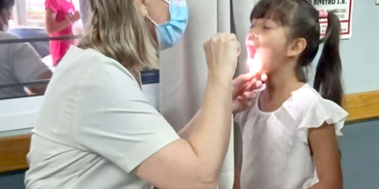 REVISIÓN. Los controles para el certificado de aptitud física escolar sirven para tener un seguimiento del niño.