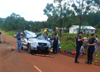 Una pareja con lesiones graves tras chocar contra un camión en la ruta 8