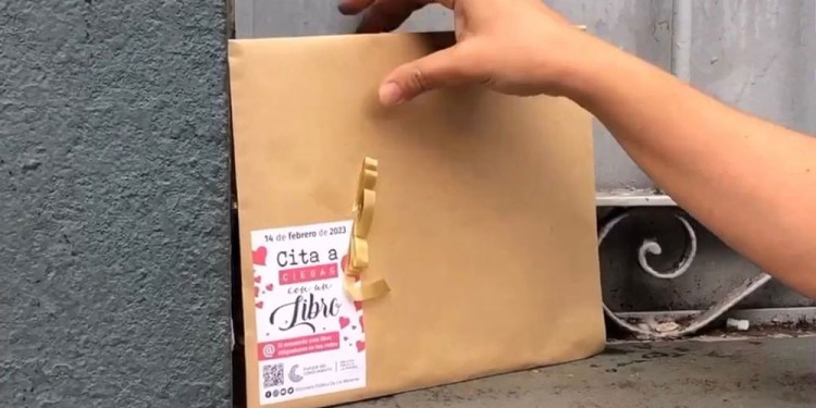 AMOR POR LA LECTURA. Dejaron libros en plazas y paradas de colectivo