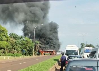 Un colectivo se incendió totalmente en plena ruta 12