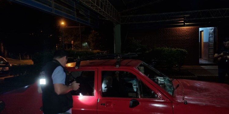 PERICIAS. Dos impactos de bala en el vehículo de los denunciantes.