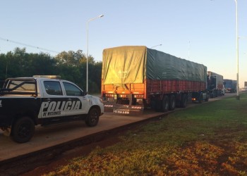 Siete camiones cargados de soja ilegal fueron detenidos en un cinematográfico operativo
