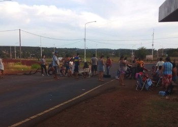 Vecinos del barrio El Porvenir II siguen con el corte de la ex ruta 213