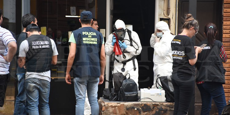TAREAS. Personal policial con trajes especiales retiraron los restos de la víctima, ya en estado de descomposición.