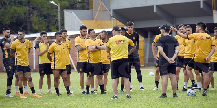 REFERENTE. Álvarez, en el inicio de la pretemporada y en primera fila, atento a las indicaciones del DT Dechat.