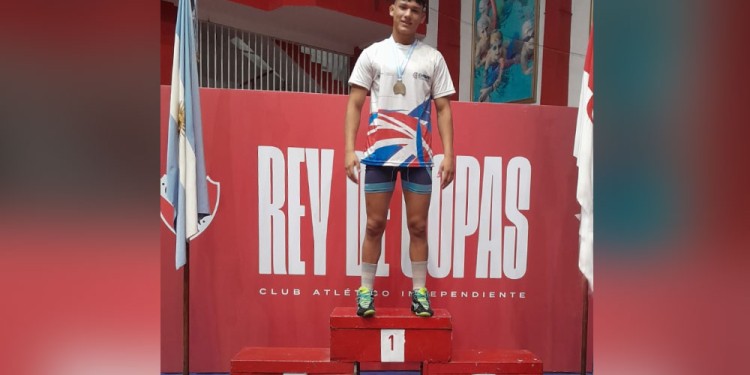 BIEN ALTO. Delgadillo se alzó con el oro en su categoría, en lucha libre.