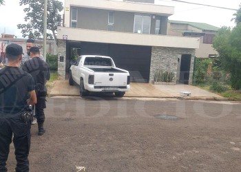 Disparan a un hombre en la puerta de su casa