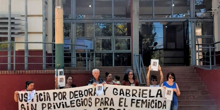 JUNTOS. Familiares y allegados a Gabriela y Débora se manifestaron ayer frente al Juzgado de Instrucción 3 de Puerto Iguazú.