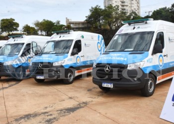 Salud Pública entregó ocho ambulancias nuevas y cinco vehículos de logística