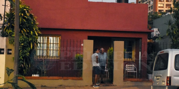 CONMOCIONADO. La víctima de 83 años dialoga con un investigador policial,