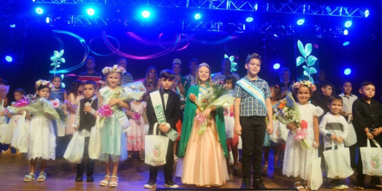 ELECTOS. Los nuevos monarcas de la Fiesta Nacional del Té.