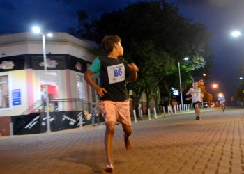 El “rey” descalzo del Grand Prix Nocturno