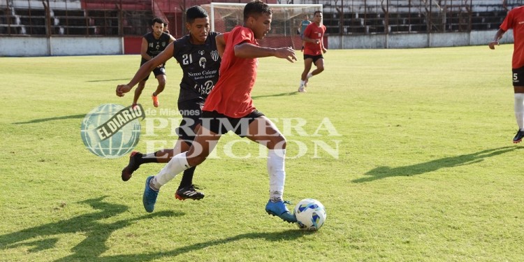 INTENSO. Los equipos posadeños propusieron sistemas parecidos, con presión alta y buen control del balón.