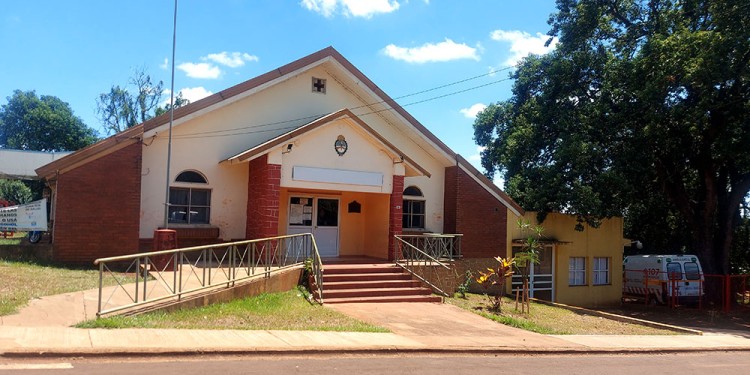 RELEVAMIENTO. Chequean casa por casa la salud de los habitantes de la zona, hacen controles y entregan medicación.