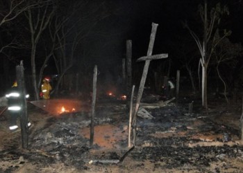Una familia de Campo Ramón se quedó sin casa por un incendio