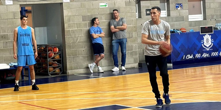 SE HIZO REALIDAD. Juani, atrás, en el entrenamiento del último domingo, dirigido por el DT Pablo Prigioni.