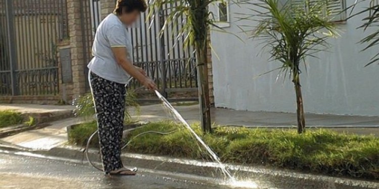 HASTA NUEVO AVISO: los particulares no podrán lavar las veredas, regar, llenar piletas.