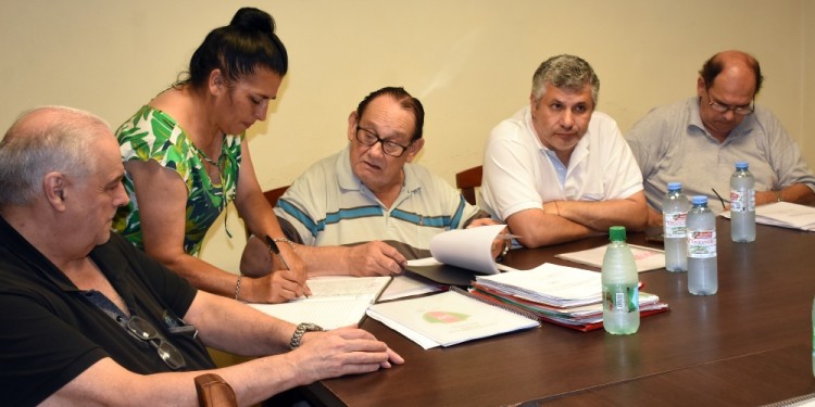 DIRIGENCIA. Duarte, Castelli y Rocha durante la asamblea de diciembre pasado.