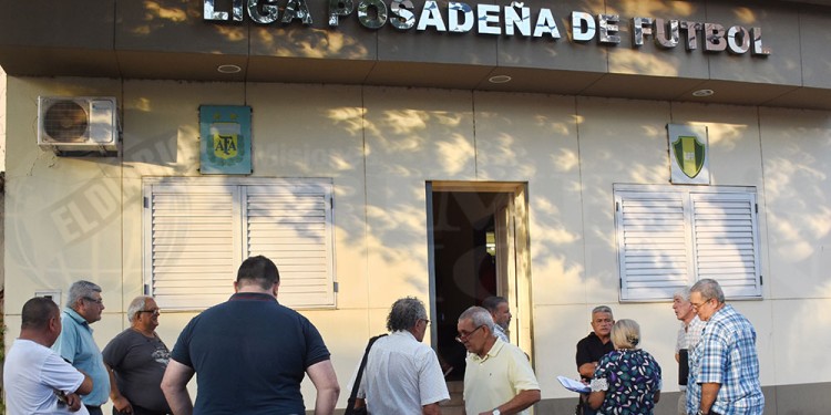 ESPERA. Los asambleístas esperando el momento para el ingreso a la reunión.