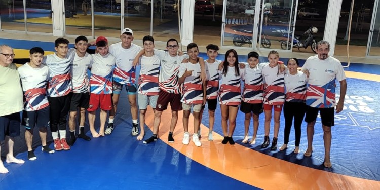 EQUIPAZO. El representativo misionero que competirá desde hoy y hasta mañana en Buenos Aires, junto al profe cubano Erick León y el entrenador Adrián Báez.