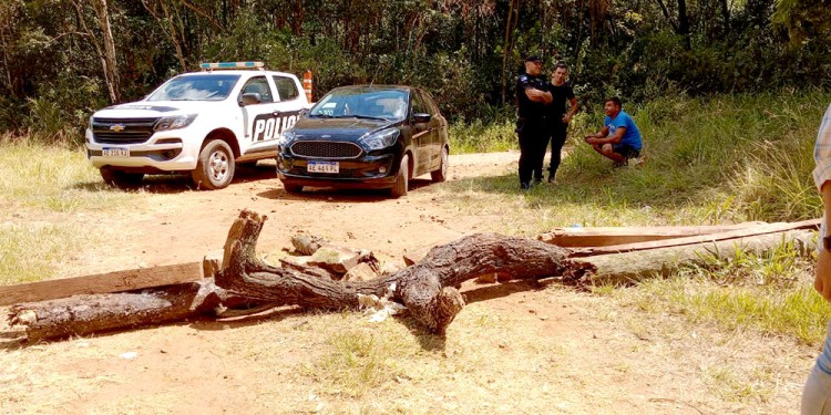 CAMINO CERRADO. La comunidad Mbocayaty cerró con troncos el camino de acceso a sus tierras.