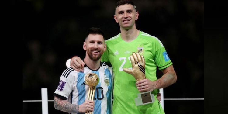 LOS MEJORES. Messi, con su trofeo de MVP del Mundial; el “Dibu” con el suyo como mejor arquero. ¿Se llevan el The Best?