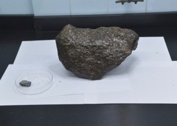 Insólito: un hombre quiso ingresar al país con un meteorito de contrabando