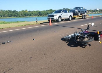 Se desprendió la rueda de un tráiler y “tumbó” a una moto en el Acceso Sur