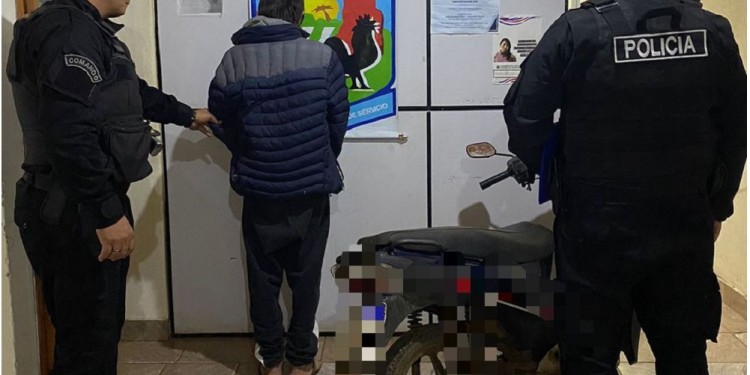 SOSPECHOSO. A su lado, la moto en la que circulaba el menor demorado.