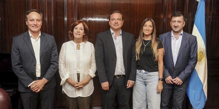 zzzznacp2NOTICIAS ARGENTINAS BAIRES, FEBRERO 22: El bloque del Frente de Todos en el Senado de la Nación se fracturó hoy con la decisión de cuatro legisladores de abandonar el espacio oficialista para formar un nuevo bloque con la senadora peronista Alejandra Vigo. El nuevo bloque, que se llamará Unidad Federal, estará integrado por Edgardo Kueider, Carlos "Camau" Espínola, Guillermo Snopek y Alejandra Vigo.
Foto NAzzzz