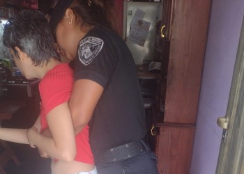 Se atragantó con un pan y policías le salvaron la vida