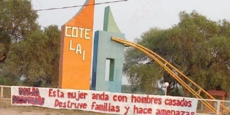 Vox Populi. El pasacalle en la entrada a la ciudad donde daban a conocer una insólita historia conyugal.