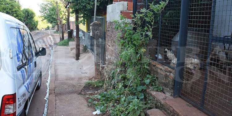 MANZANA 27. La víctima cayó en la vereda y fue socorrido por las heridas de arma blanca que sufrió en la espalda (Foto: M.Colman)